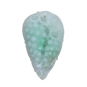 Detail Carved Green Color Natural Jade Grape Fruit On Leaf Pendant n490